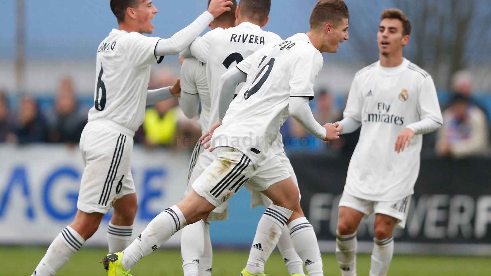 Los futbolistas del Madrid celebran uno de los goles