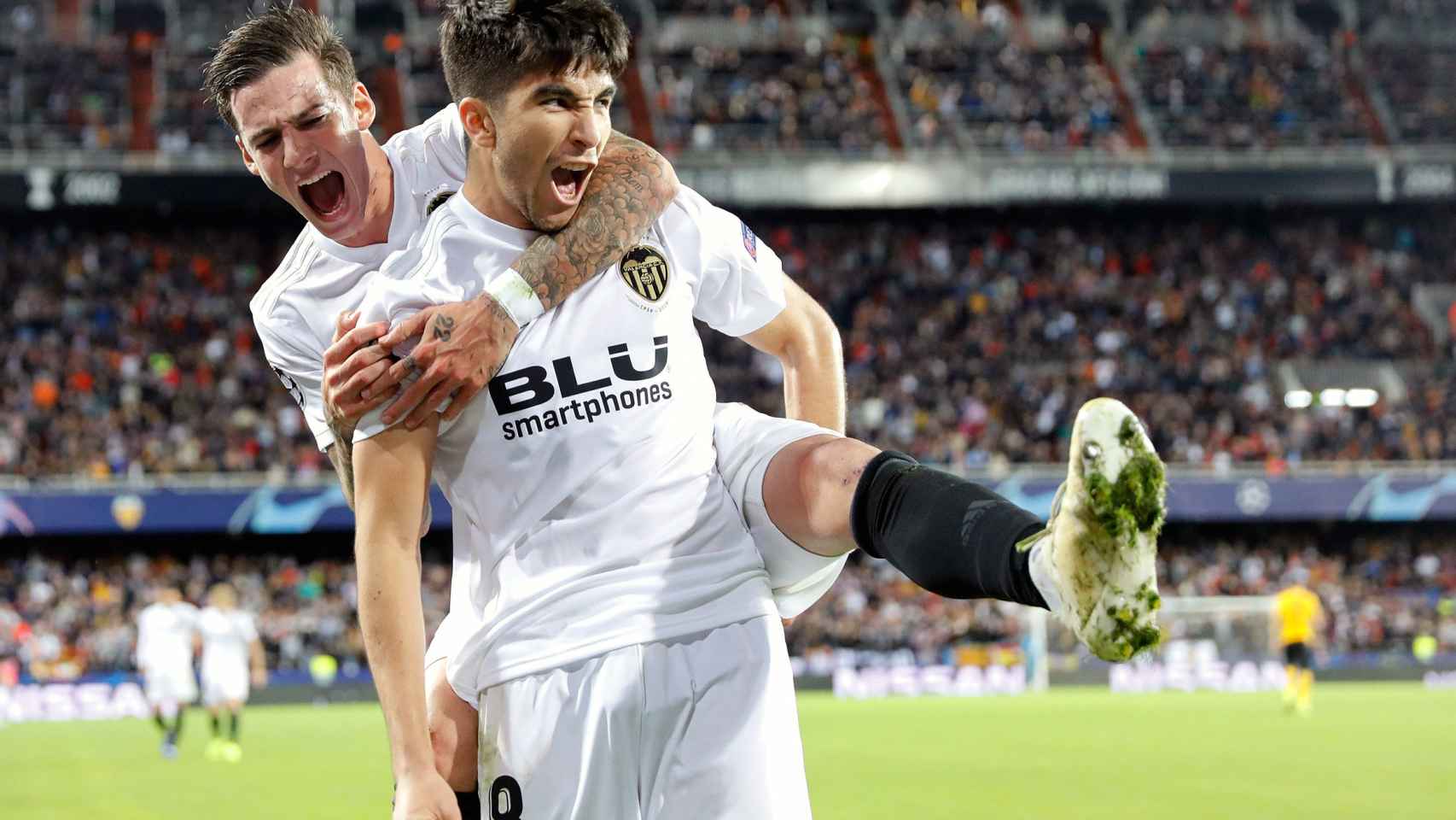 Carlos Soler y Santi Mina celebran un gol en el Valencia - Young Boys