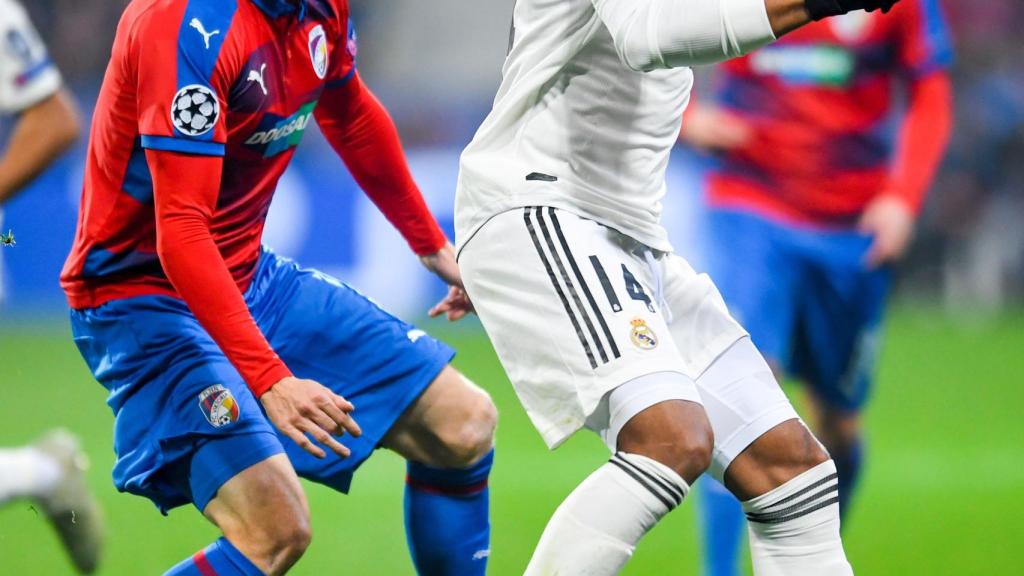 Casemiro, defendido por un jugador del Viktoria Pilsen