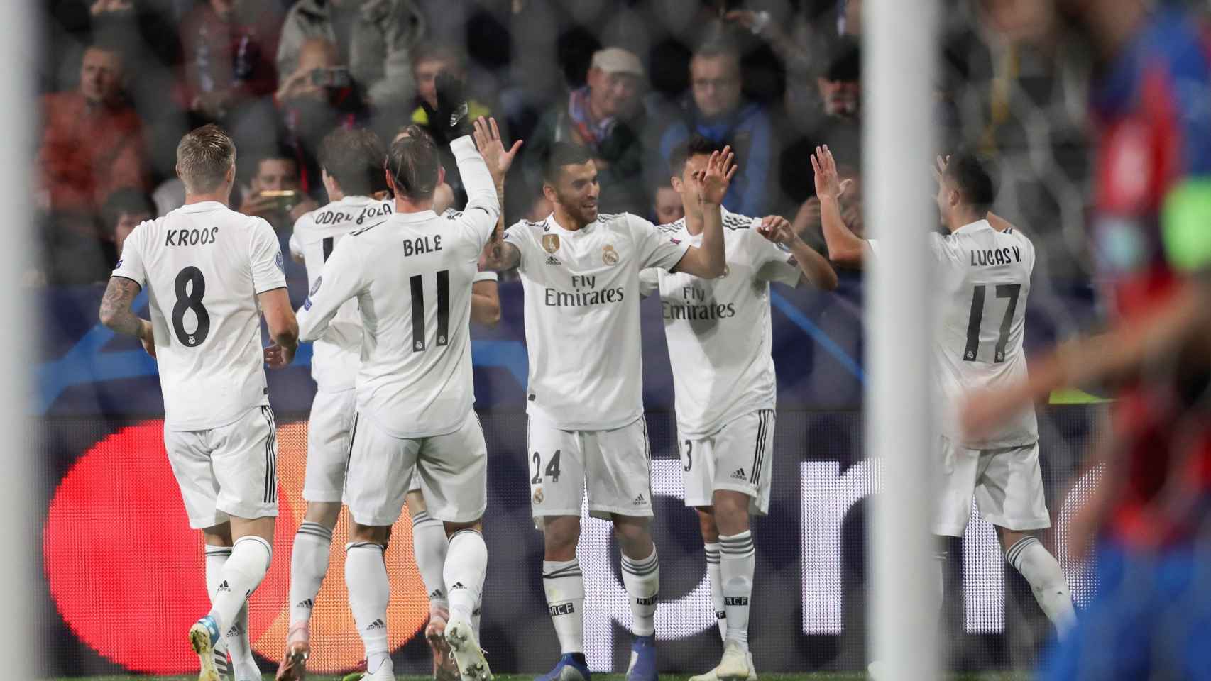 Los jugadores del Real Madrid celebran con Benzema su gol