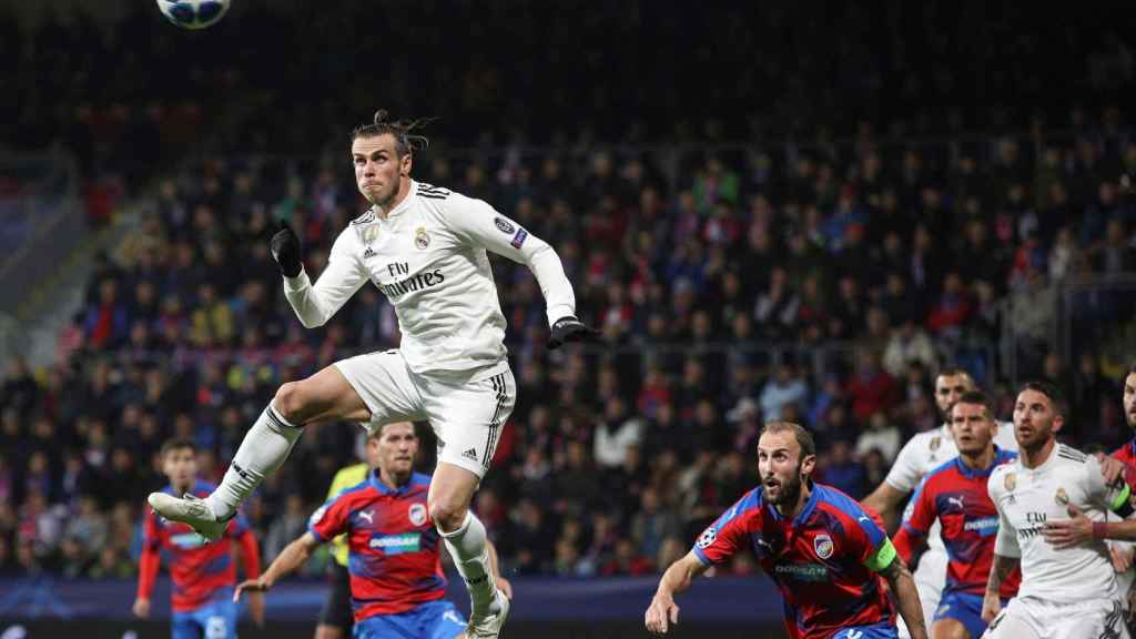 Gareth Bale remata un balón de cabeza