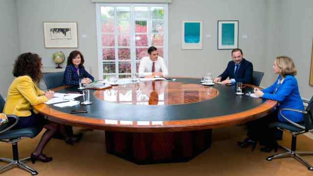 Sánchez, entre los ministros Montero, Calvo, Ábalos y Calviño, este miércoles en Moncloa.
