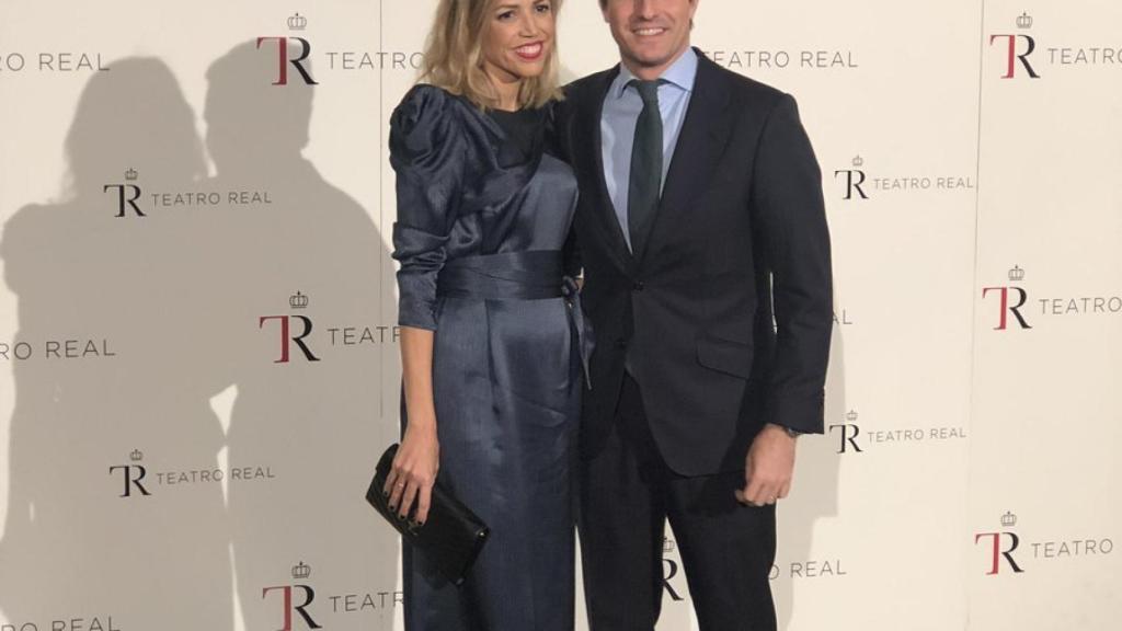El presidente del PP, Pablo Casado, junto a su mujer, Isabel Torres Orts.