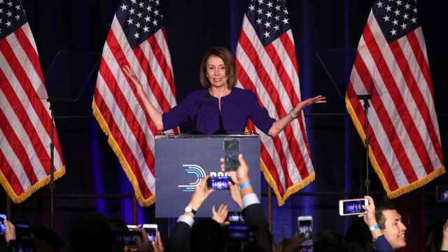 La demócrata Nancy Pelosi celebra la victoria de su partido en el Congreso de EEUU.