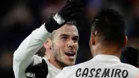 Bale celebra con Casemiro el gol del centrocampista brasileño