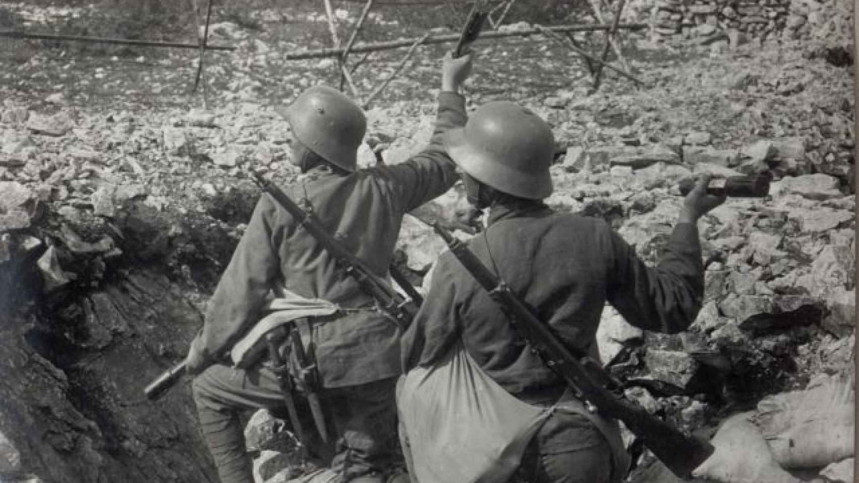 Un par de soldados alemanes tratan de avanzar en 1917 en el frente italiano.