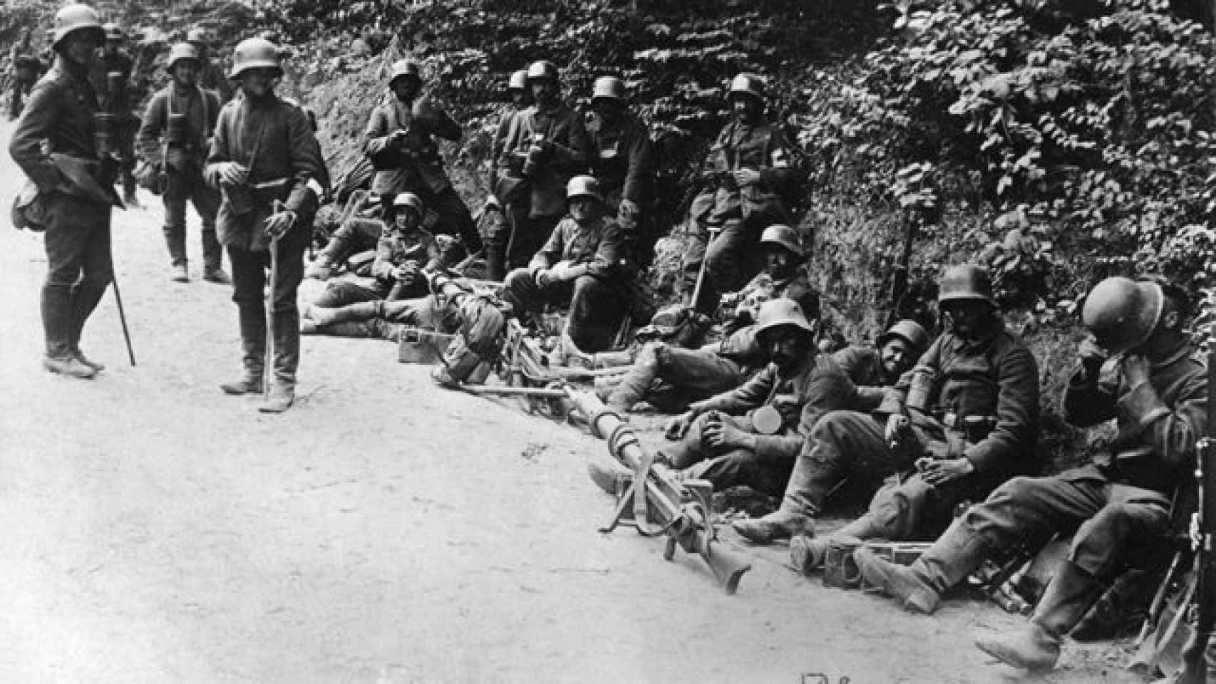 Una compañía alemana se toma un respiro durante la ofensiva para conquistar el monte Matajur.