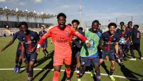 Los jugadores del juvenil del PSG celebran su victoria en la Uefa Youth League. Foto: Twitter (@PSG_inside)