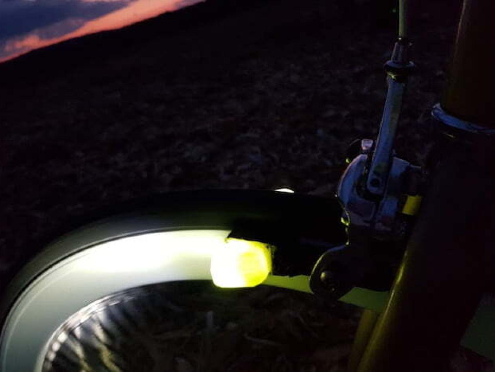 Luz con imanes para tu bicicleta: este invento es fantástico
