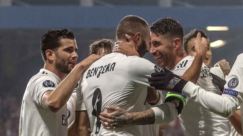Benzema celebra junto a sus compañeros un gol al Viktoria Pilsen