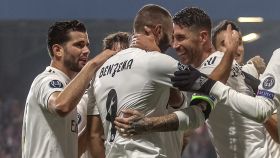 Benzema celebra junto a sus compañeros un gol al Viktoria Pilsen