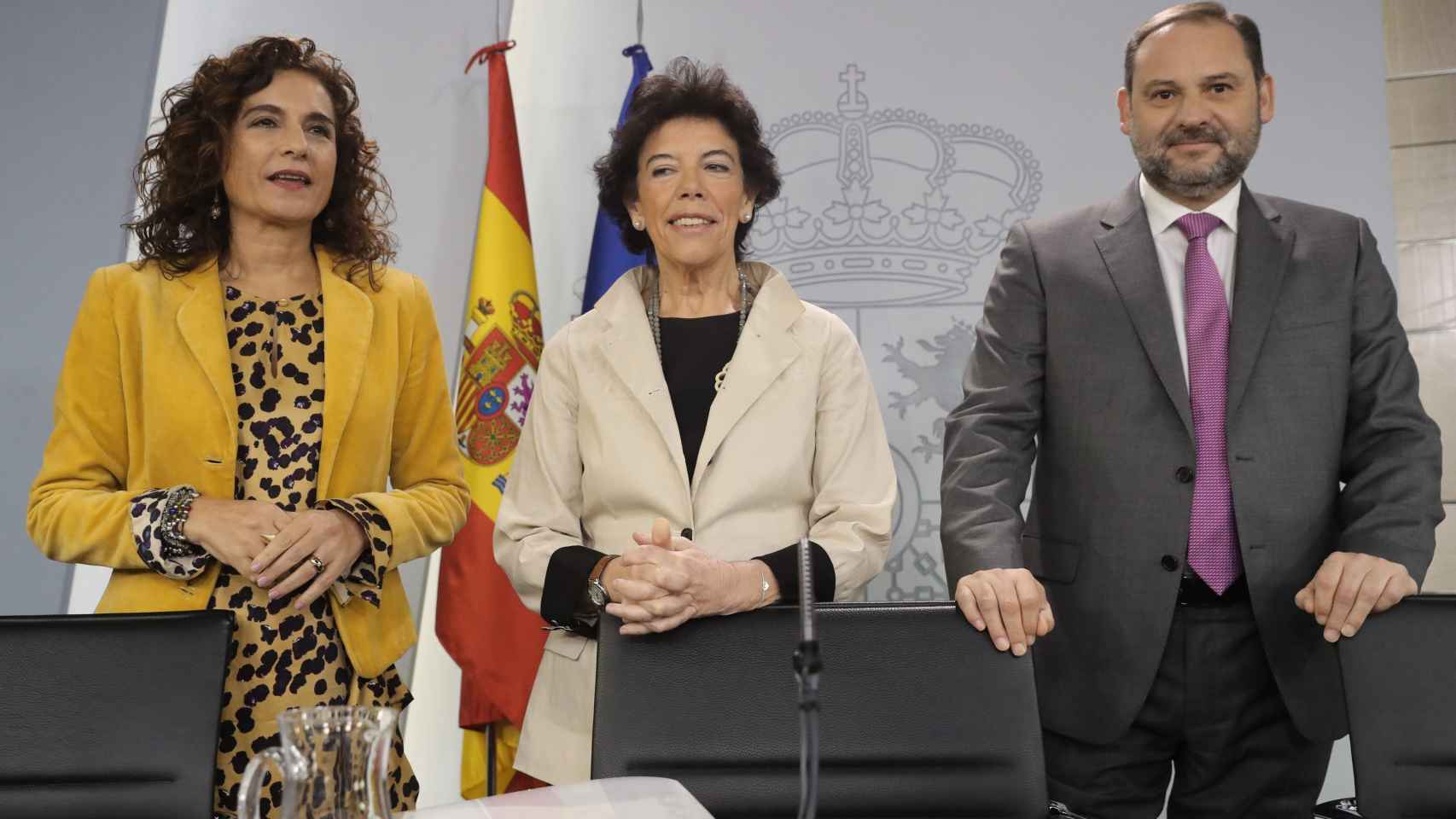 De izda. a dcha.: los ministros María Jesús Montero, Isabel Celaá y José Luis Ábalos.