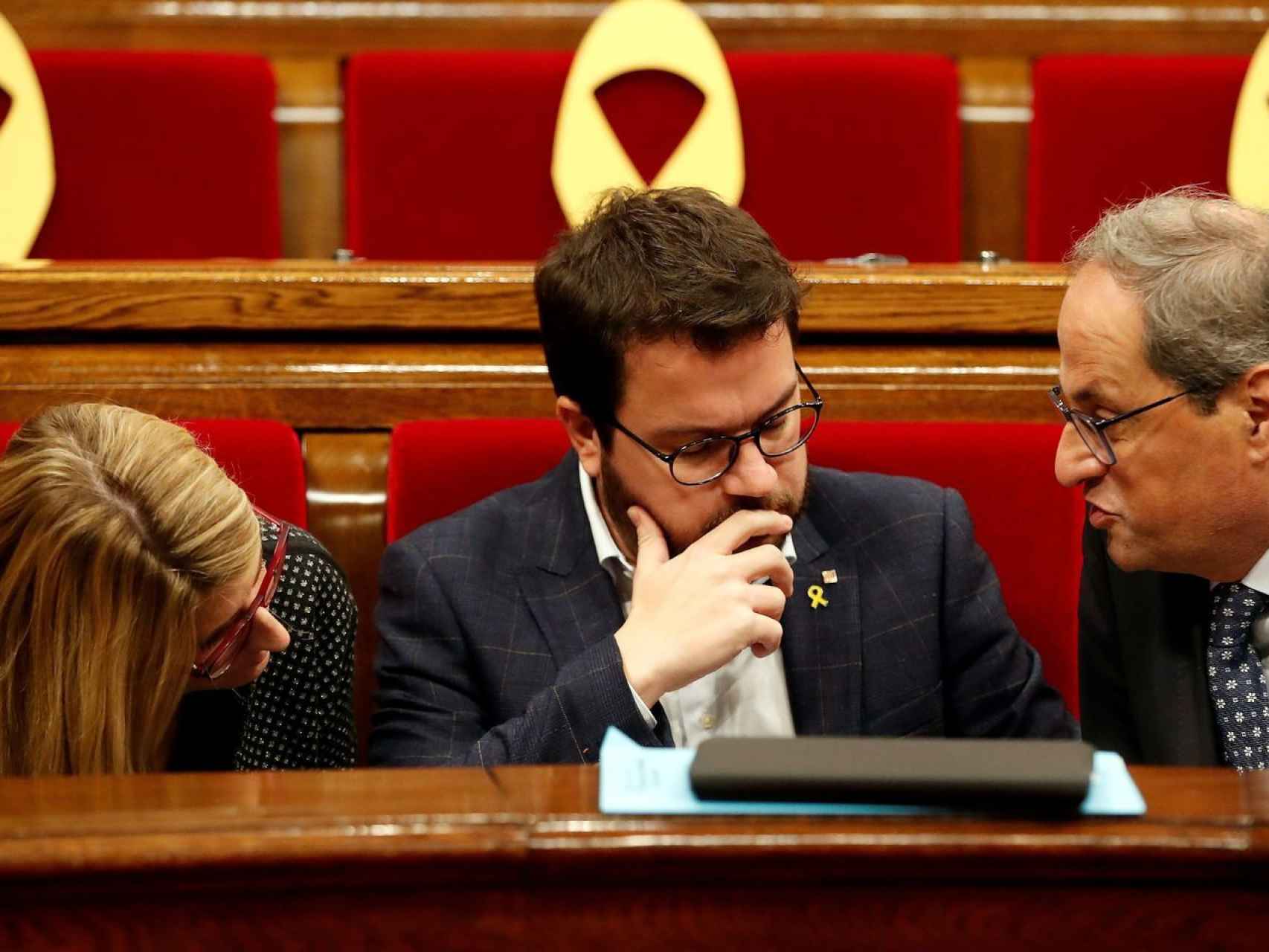 El presidente catalán Torra, junto al vicepresidente Aragonés y a Elsa Artadi, en el Parlament./