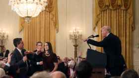 Trump señala al periodista Acosta de la CNN durante la discusión que mantuvieron