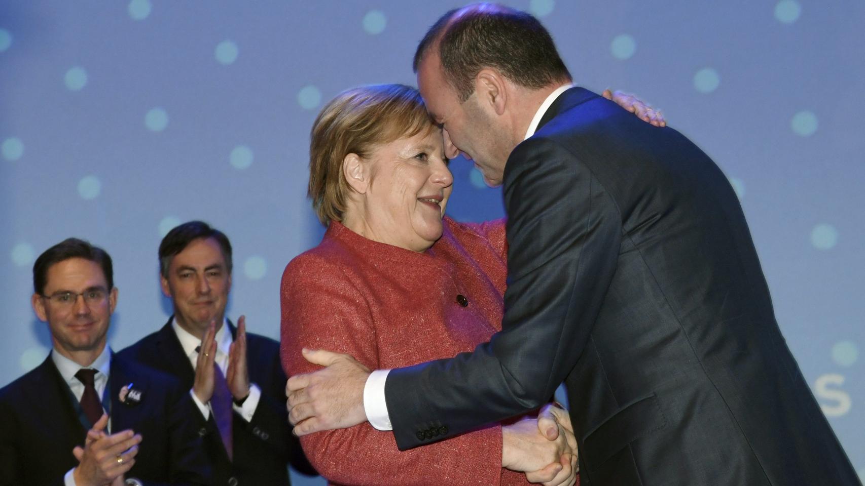 Merkel saluda a Manfred Weber tras su victoria en el congreso del PPE
