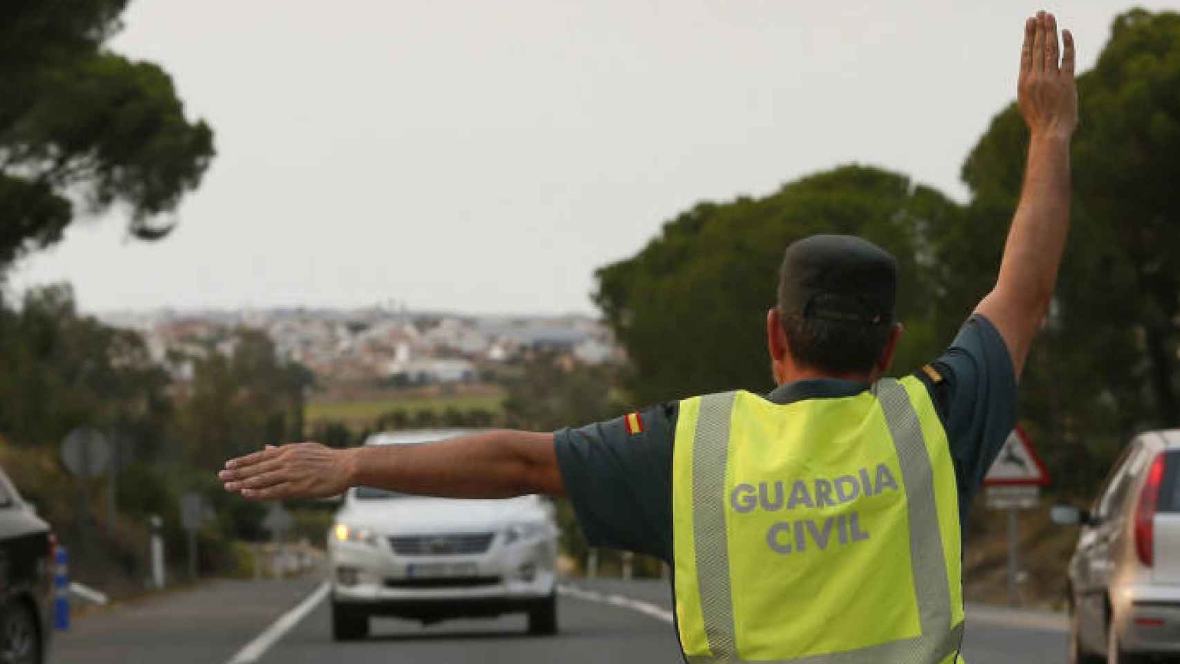 Un guardia civil desvía el tráfico en Almonte (Huelva)