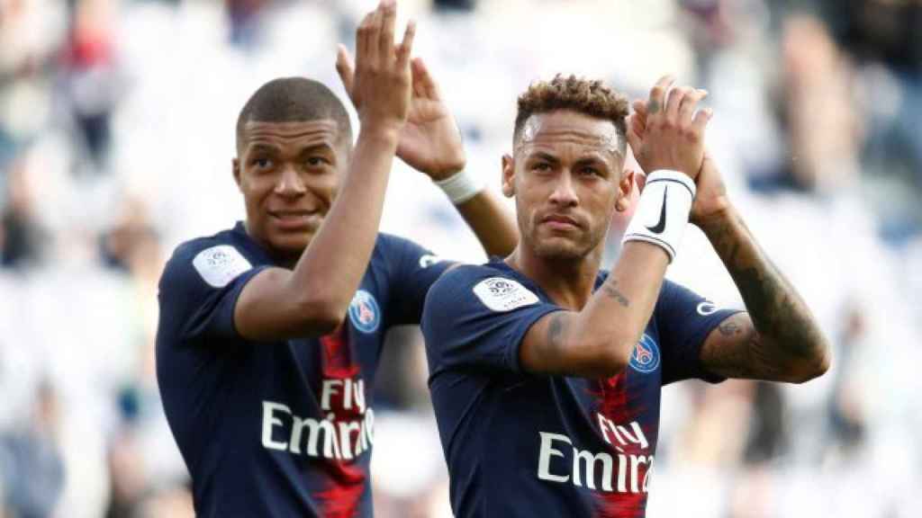 Neymar y Mbappé aplauden a las gradas tras un partido