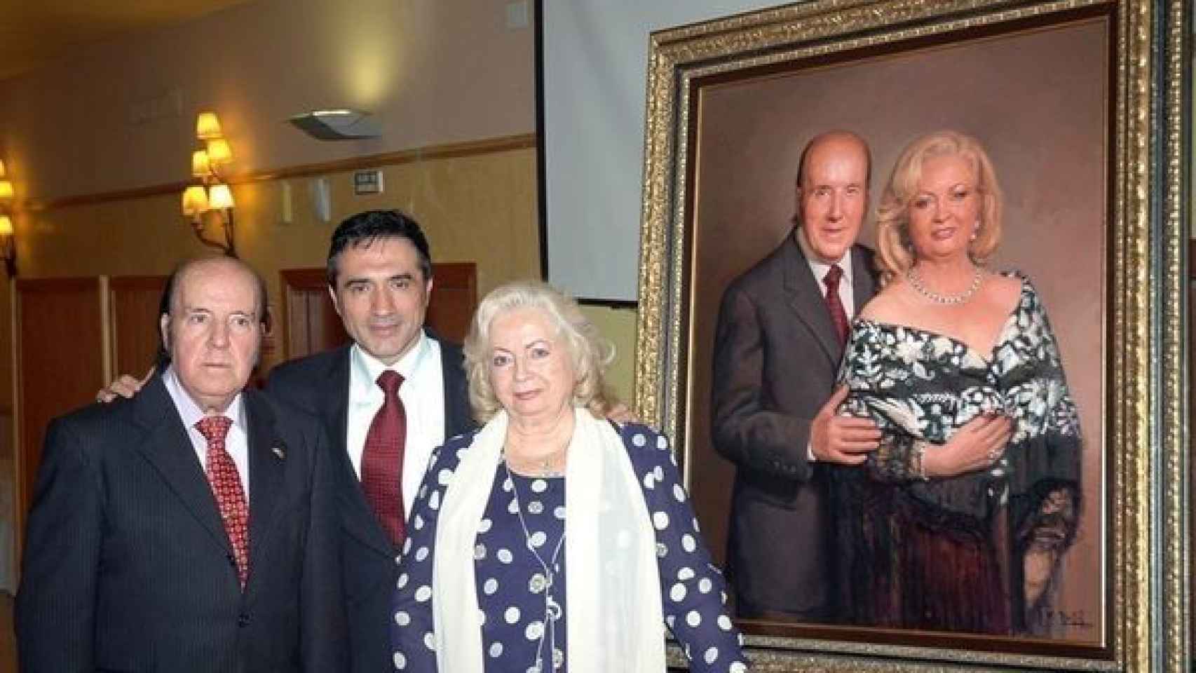 Antonio Montiel junto a Chiquito y Pepita y el cuadro que les pintó por sus 50 años casados.