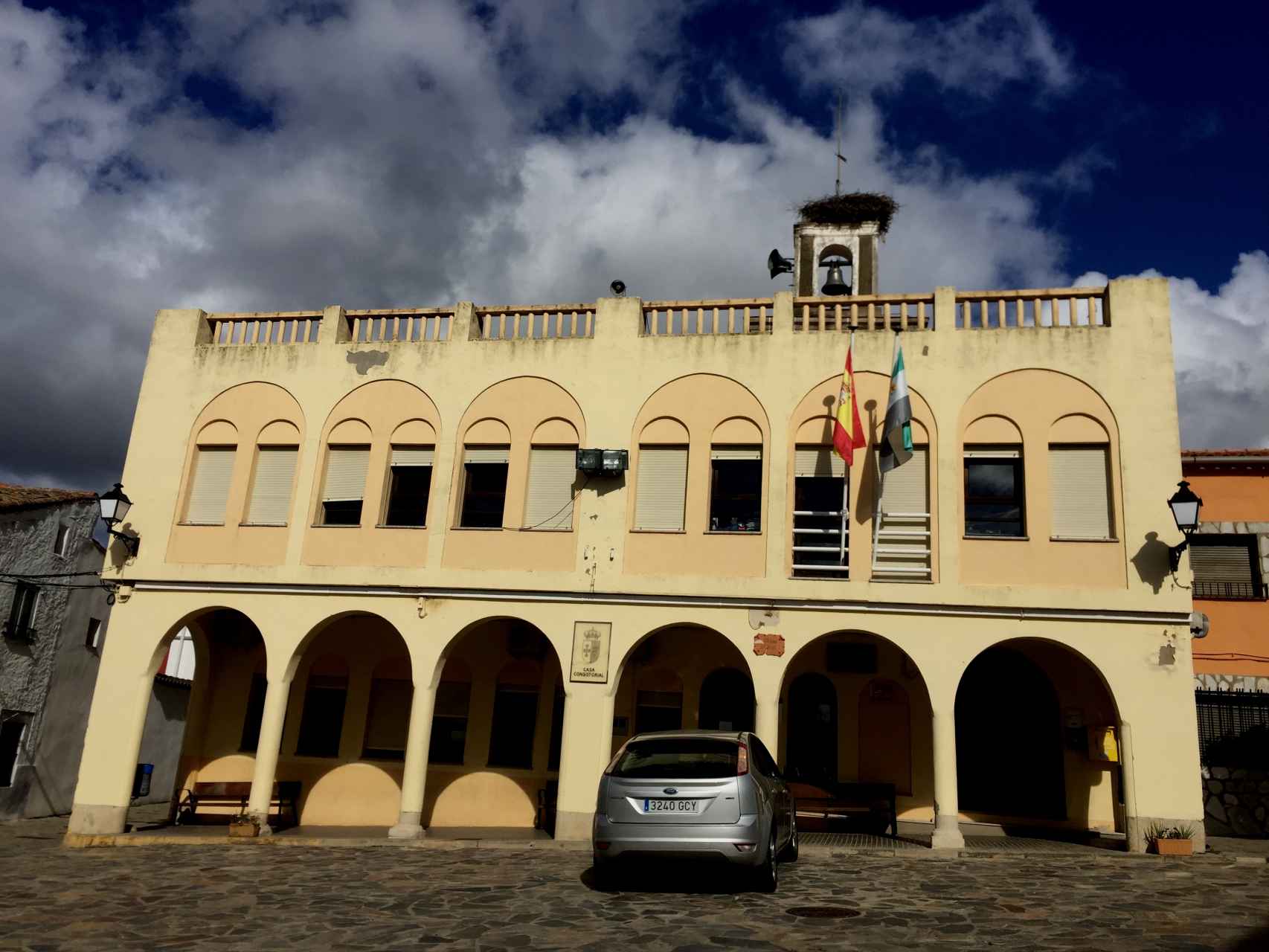 Fachada del ayuntamiento de Portezuelo, donde hay censados 230 vecinos.