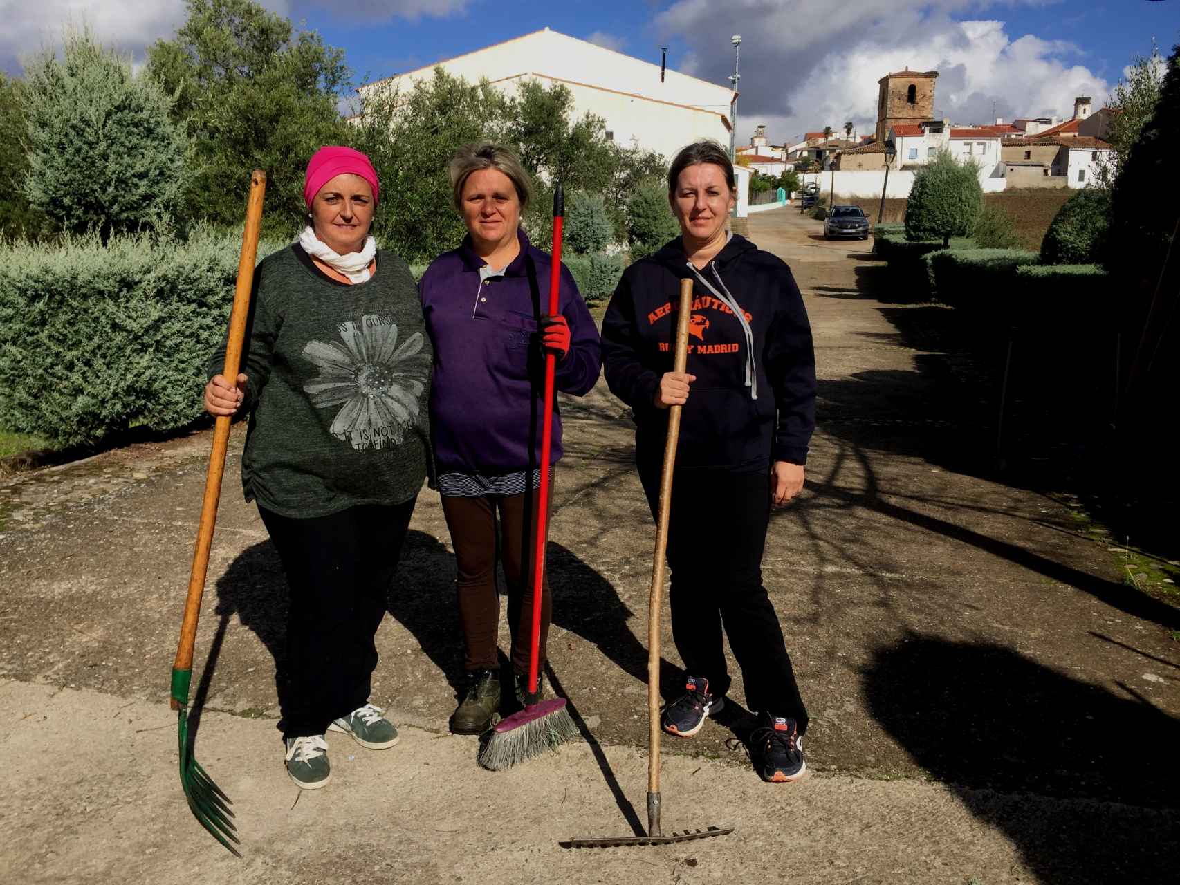 De izquierda a derecha, Guadalupe Arias, María Rosa Alonso y Montaña Macías, tres vecinas de la localidad que trabajan como peones para el ayuntamiento de Portezuelo.