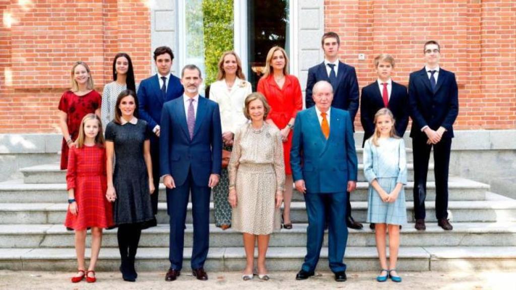 Los reyes eméritos con su familia, en una foto oficial del 2 de noviembre de 2018 por el 80 cumpleaños de la reina Sofía. De izquierda a derecha, y de arriba abajo: Irene Urdangarin, Victoria Federica Marichalar, Froilán Marichalar, la infanta Elena, la infanta Cristina, Juan Valentín Urdangarin, Miguel Urdangarin, Pablo Nicolás Urdangarin, la princesa Leonor, la reina Letizia, el rey Felipe VI, la reina Sofía, el rey Juan Carlos y la infanta Sofía.