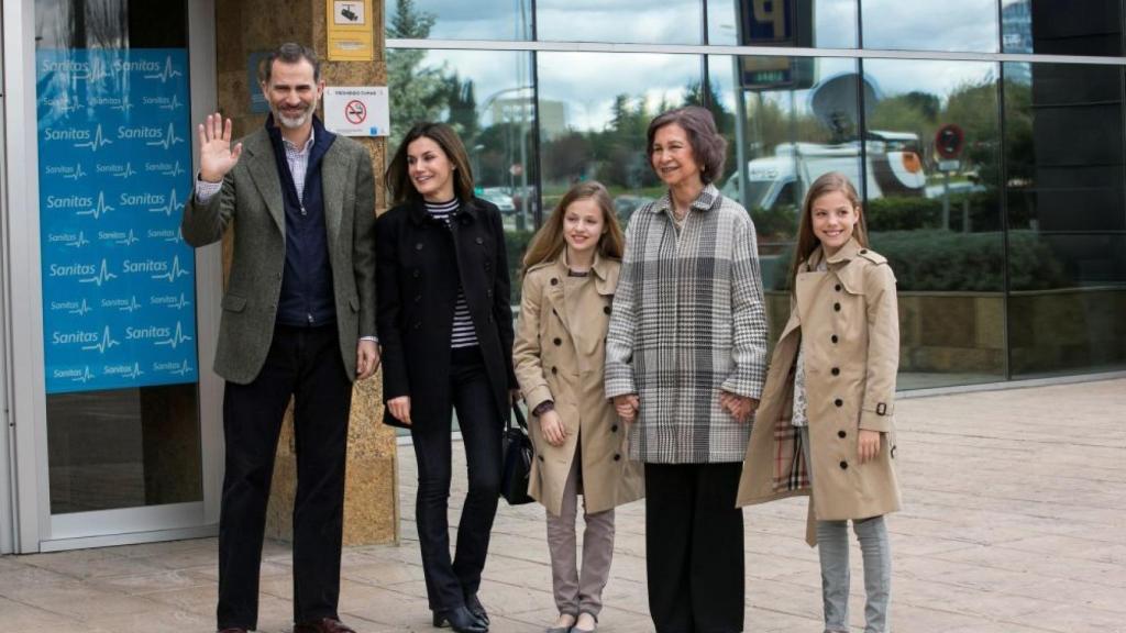 La familia real acude a visitar al Rey Emérito en el hospital tras el rifirrafe entre Sofía y la princesa Letizia.