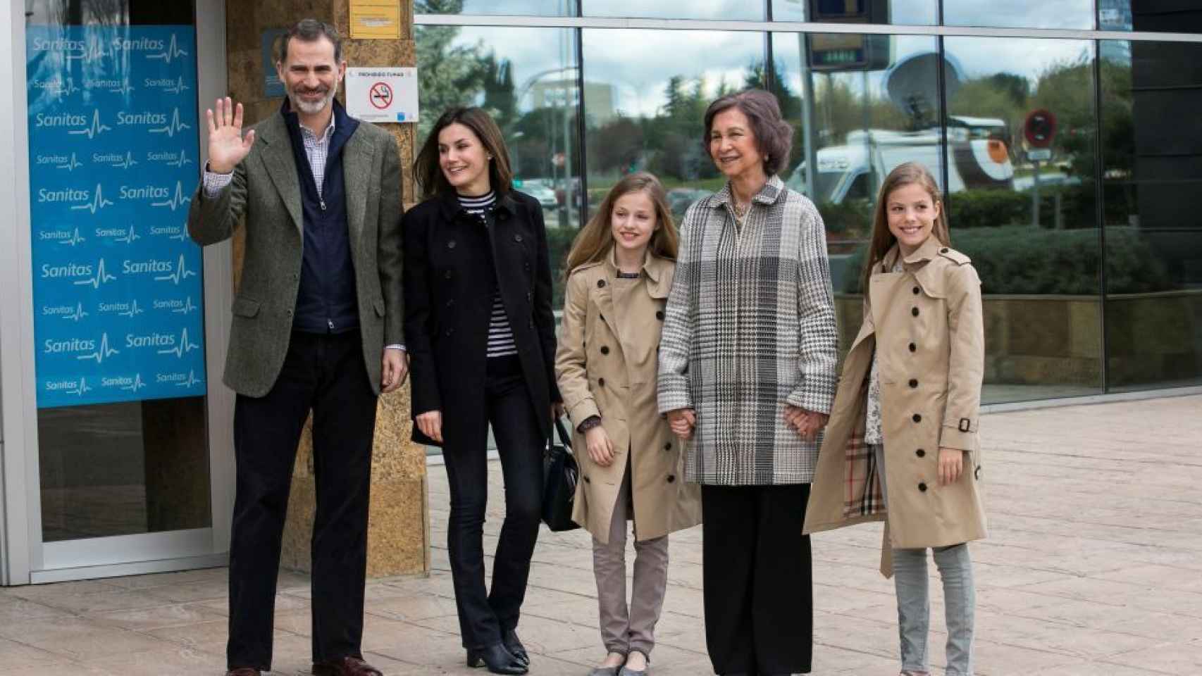 La familia real acude a visitar al Rey Emérito en el hospital tras el rifirrafe entre Sofía y la  princesa Letizia.
