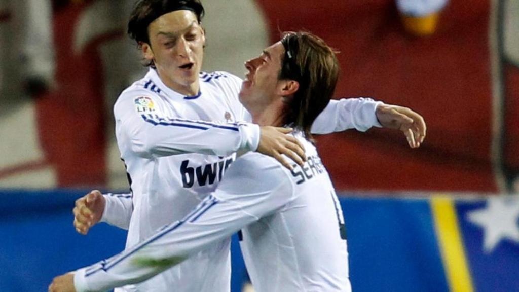 Özil y Sergio Ramos se abrazan durante su tiempo en el Real Madrid