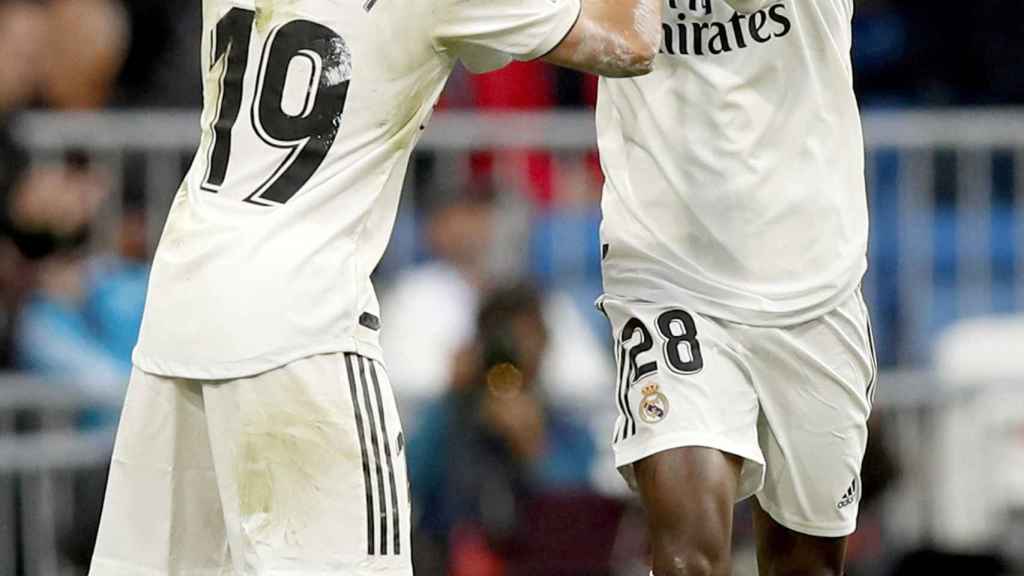 Odriozola y Vinicius celebran un gol