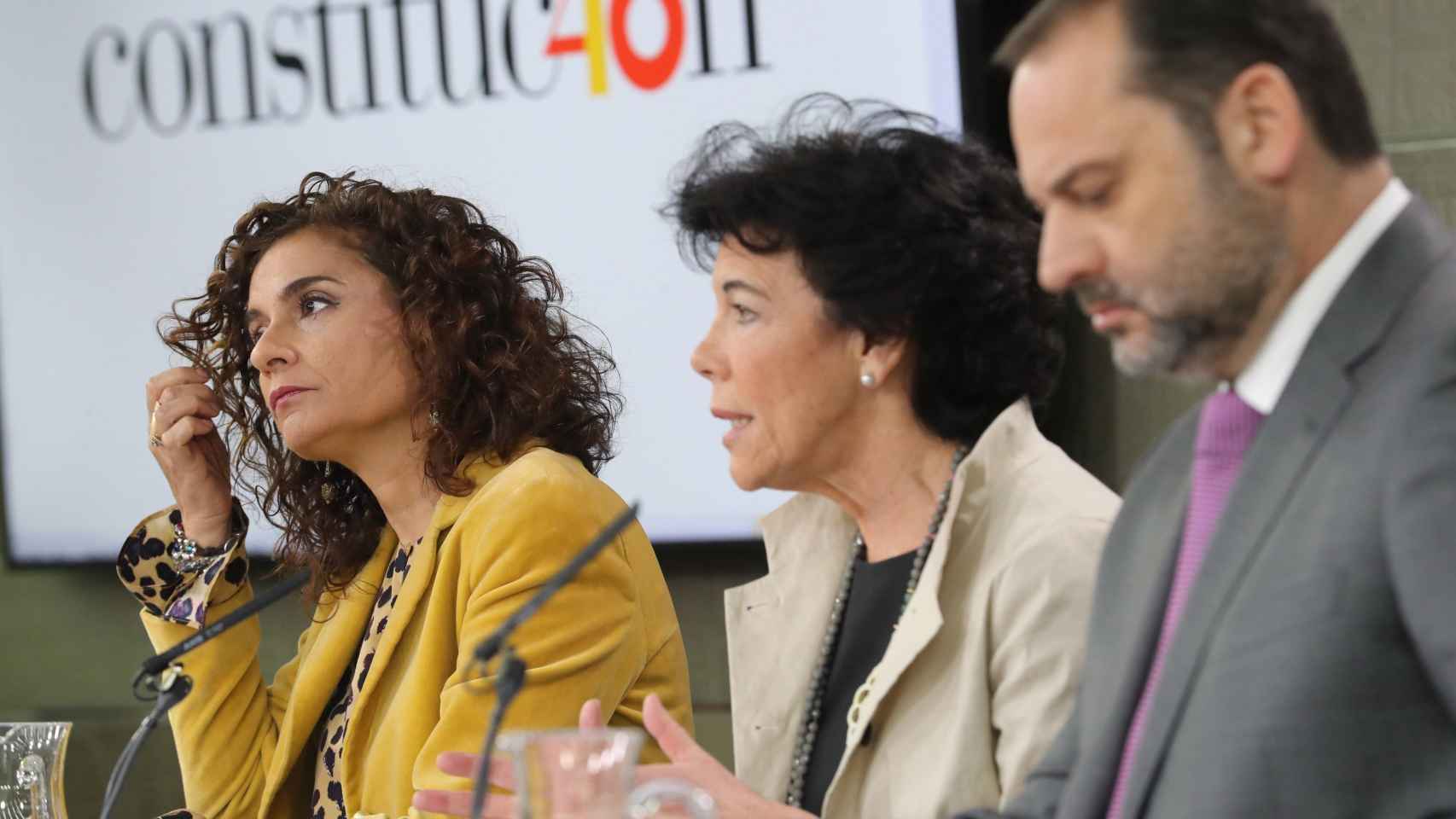 La ministra de Hacienda, Maria Jesus Montero; la portavoz del Gobierno, Isabel Celaá; y el ministro de Fomento, José Luis Ábalos.