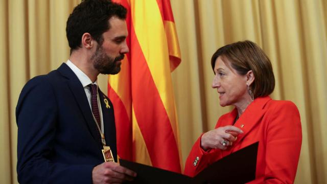 Roger Torrent, presidente del Parlament, junto a su predecesora, Carme Forcadell.