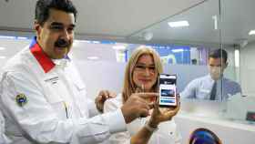Maduro presenta con su mujer la criptomoneda Petro