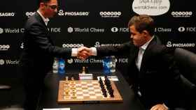 Magnus Carlsen y Fabiano Caruana, durante la final del Mundial de ajedrez 2018