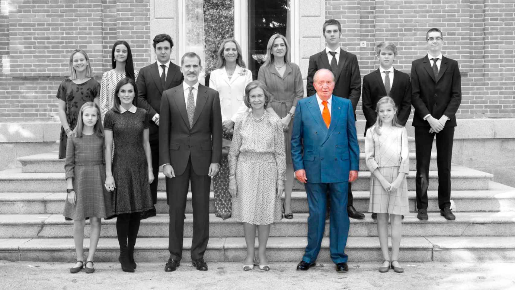 Juan Carlos, con la pierna torcida, en el 80 cumpleaños de la Reina Emérita, Sofía.