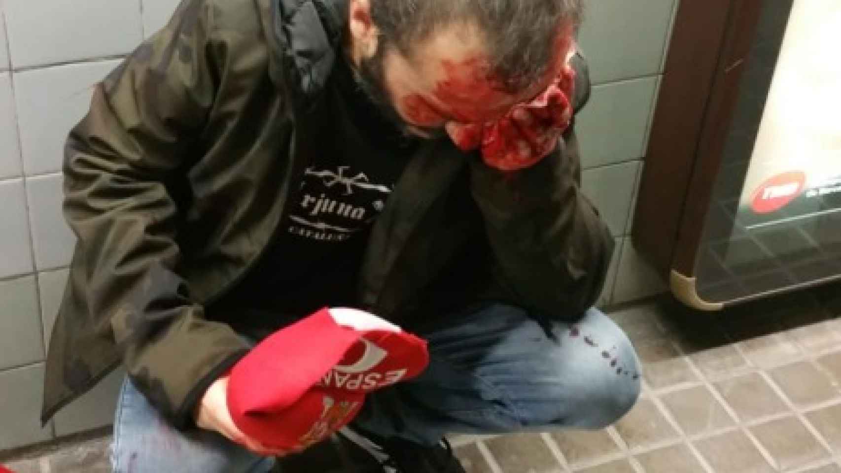 Imagen manifestante agredido en Barcelona