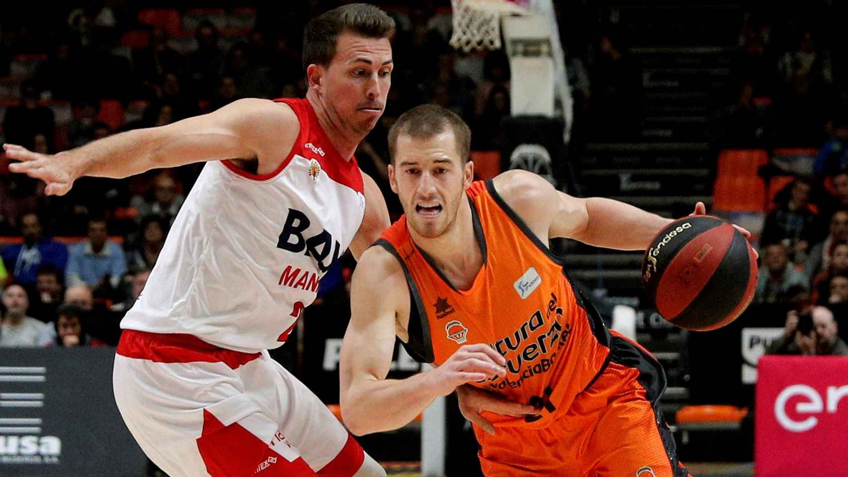 Matt Thomas trata de vencer la oposición de Ryan Toolson en el Valencia Basket - BAXI Manresa