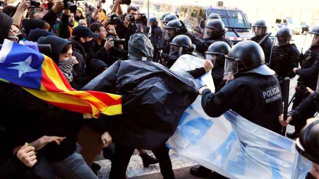 Cargas de los Mossos contra la manifestación de los CDR en Barcelona que pretendía boicotear la de Jusapol.