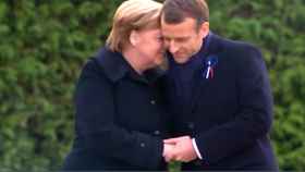Merkel y Macron se abrazan Compiègne, donde Alemania y los aliados firmaron el armisticio que puso fin a la I Guerra Mundial.
