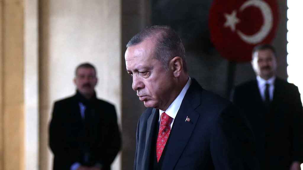 El presidente turco, Recep Tayyip Erdogan, visita el mausoleo de Mustafa Kemal Ataturk, en Ankara.
