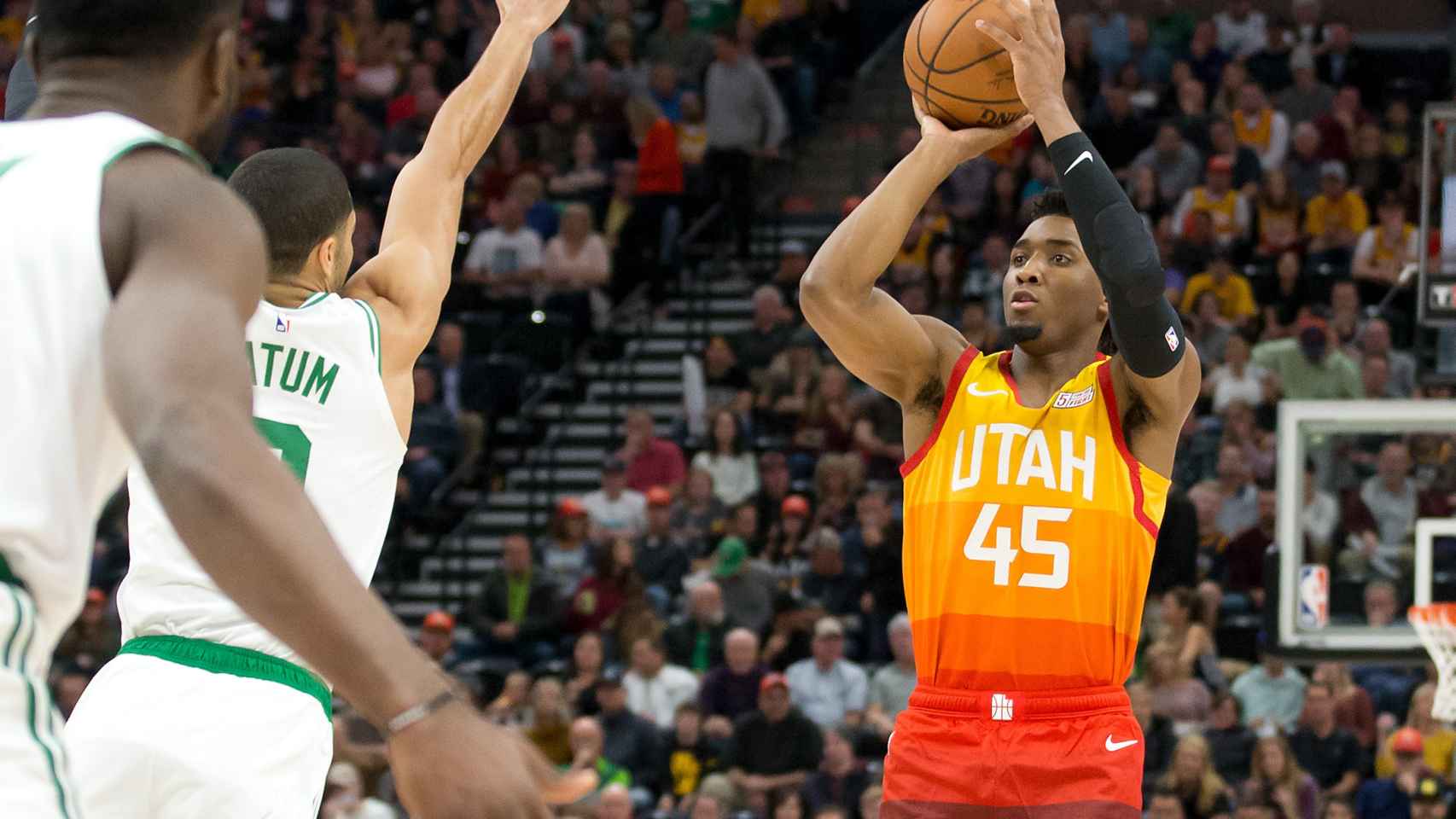 Donovan Mitchell lanza a canasta en el Utah Jazz - Boston Celtics de la NBA
