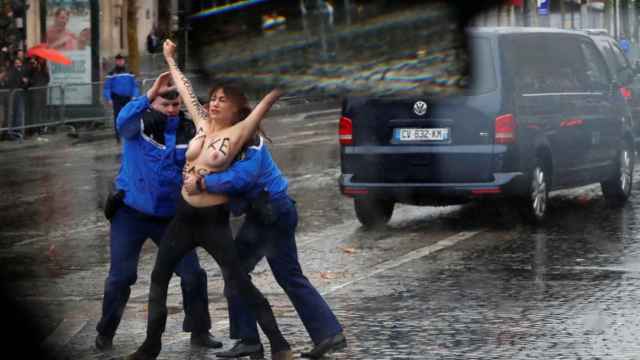 Activista de Femen detenida en París.