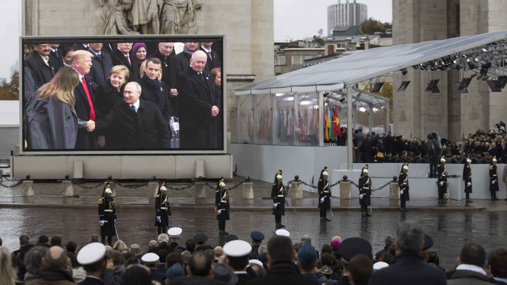 Putin saluda a Trump en presencia de aMerkel y Macron, durante el centenario del Armisticio de la I Guerra Mundial, en París.