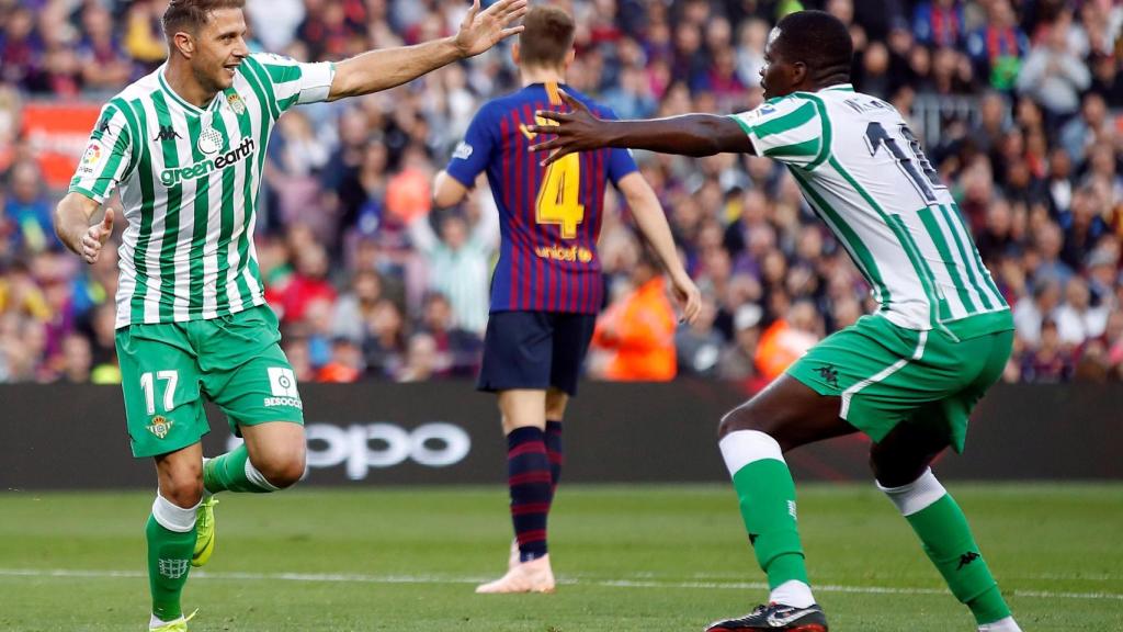 Joaquín celebra su gol en el Camp Nou.