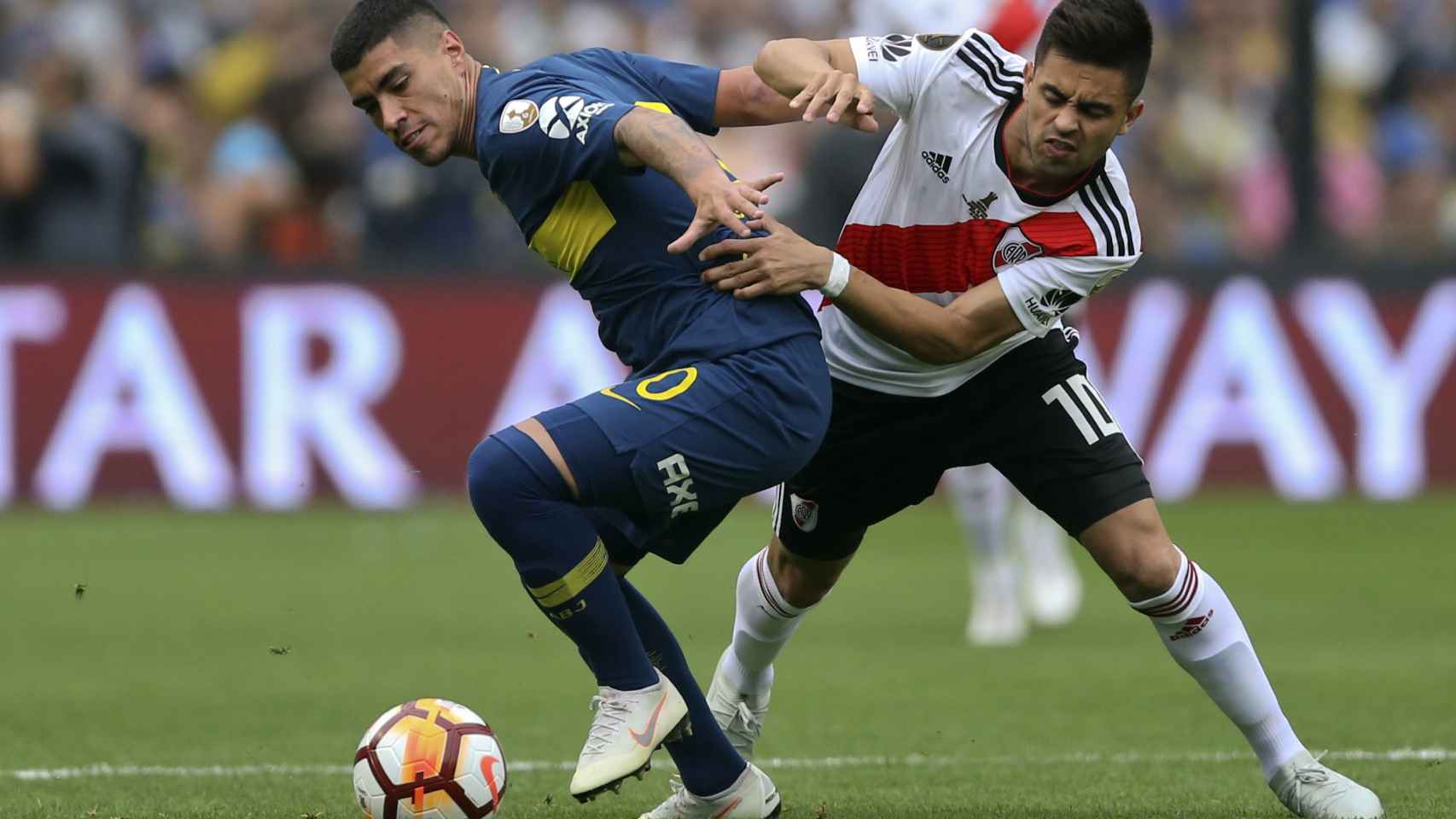 Lucas Olaza disputa el balón con Gonzalo Martínez de River Plate