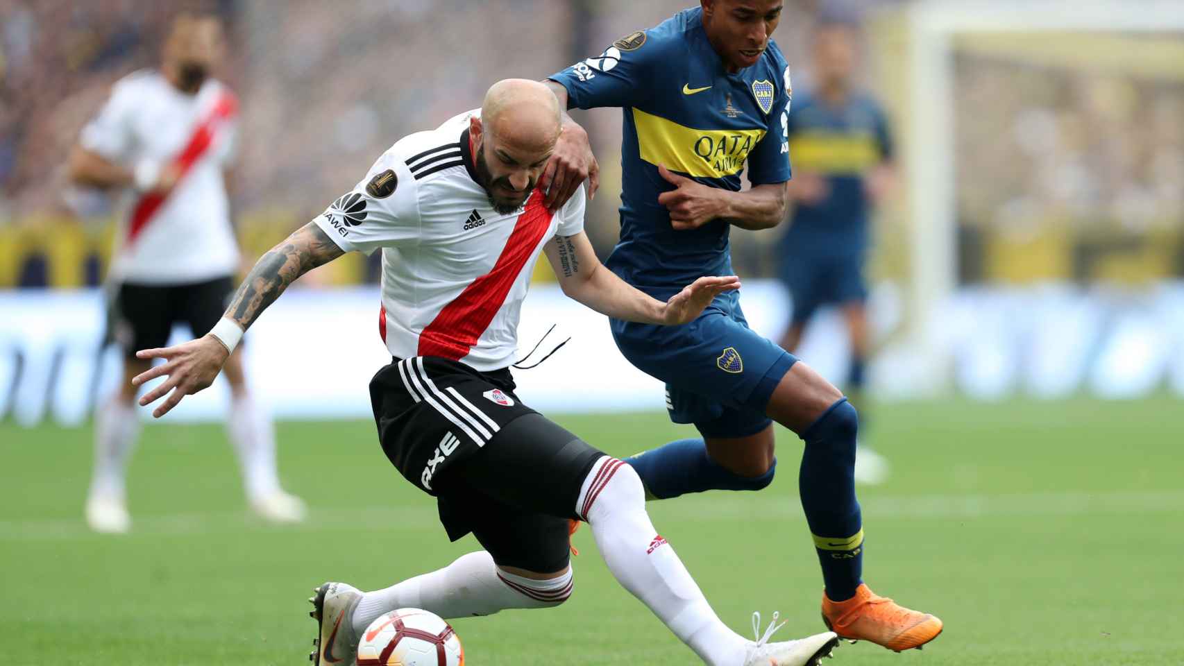 El jugador de River Plate Jonathan Maidana disputa el balón con Sebastián VIlla de Boca Juniors