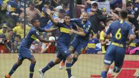 El jugador de Boca Juniors Ramón Ábila celebra con sus compañeros después de anotar