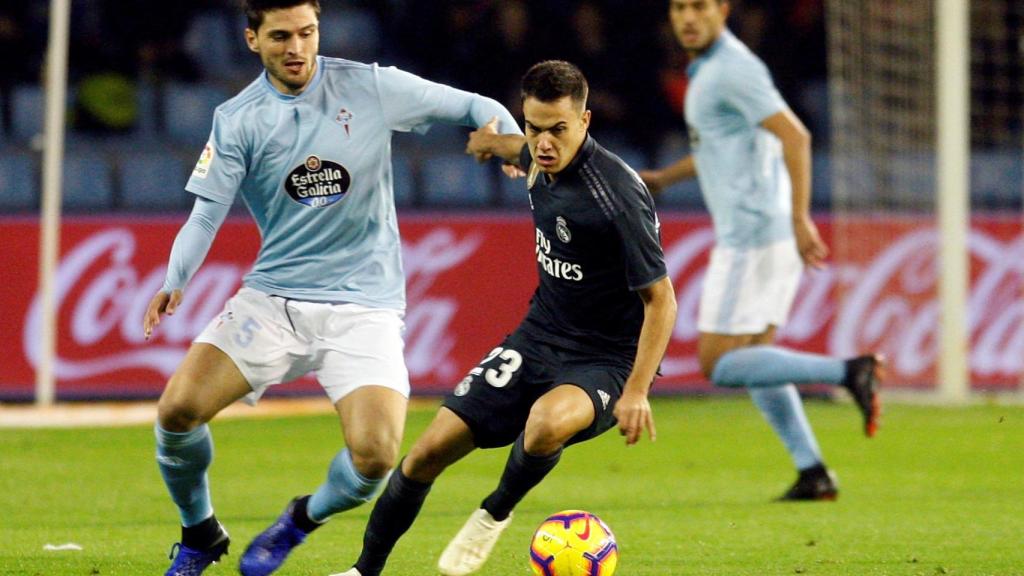 Reguilón se lleva el balón ante el centrocampista turco del Celta Okay Yokuslu