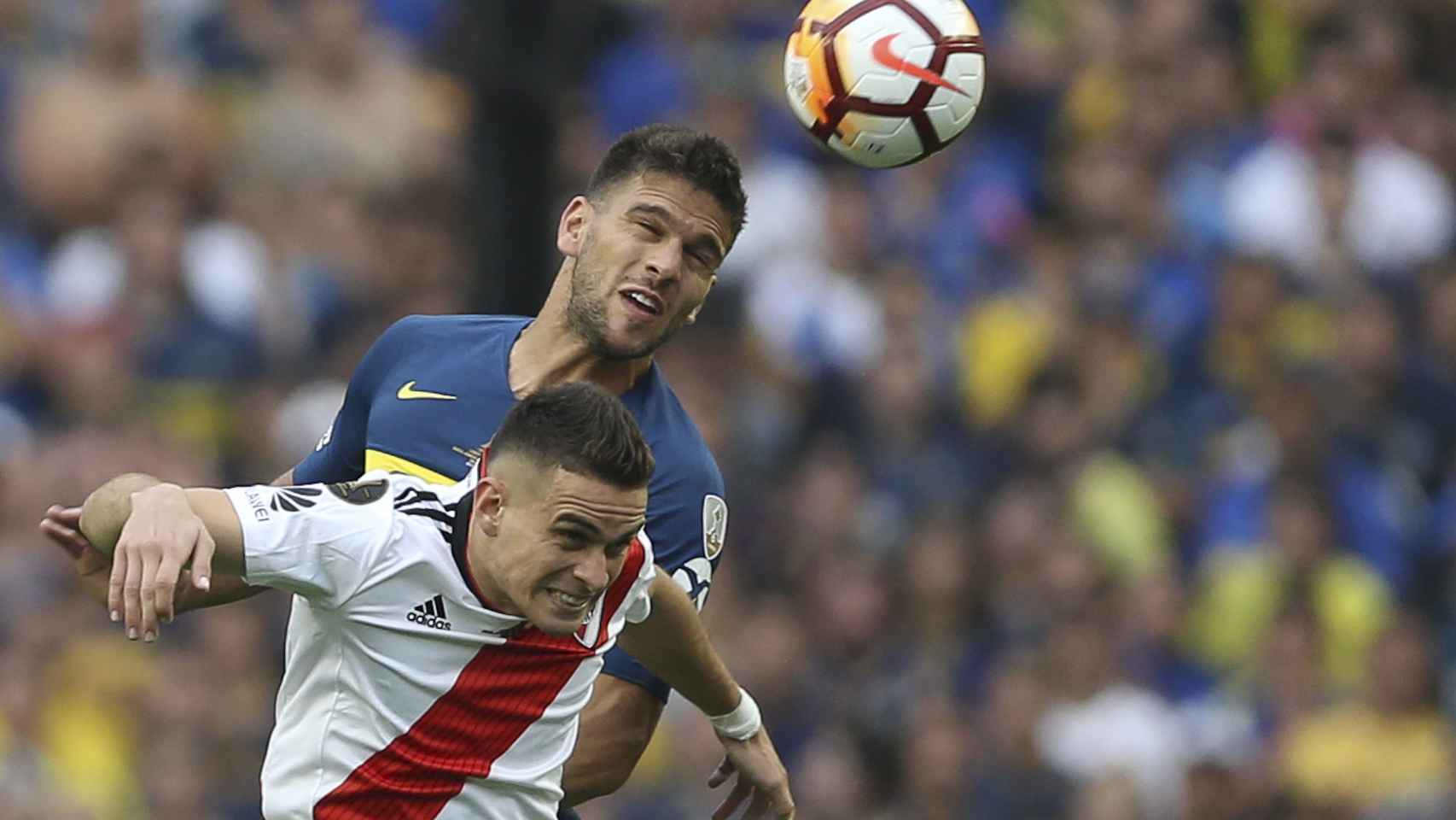 El jugador de Boca Juniors Lisandro Magallán disputa el balón con Santos Borré de River Plate,