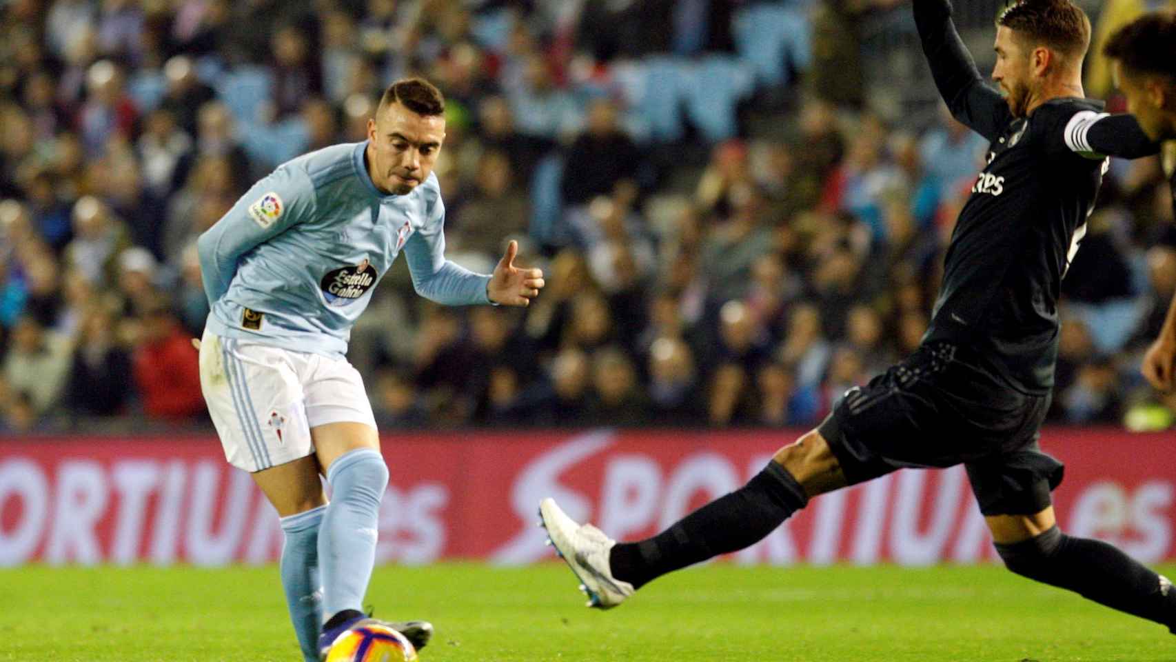 Iago Aspas golpea el balón ante el defensa del Real Madrid Sergio Ramos