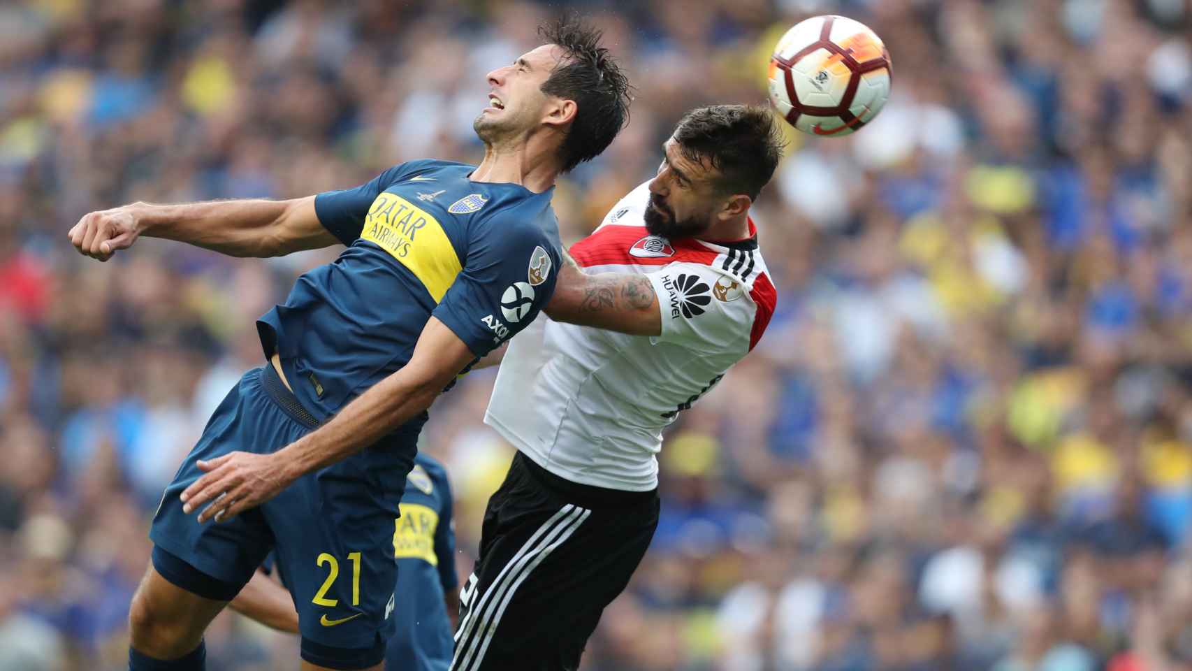 El jugador de River Plate Lucas Pratto disputa el balón Carlos Izquierdoz de Boca Juniors